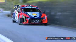 頭のネジがぶっ飛んでる！世界最速ラリー車、「木をなぎ倒して」なお“猛スピード” 「神風アタックやんか」ファン驚愕