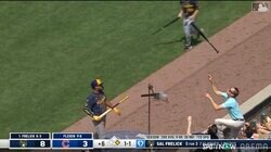 「やめるんだ！」カブス戦で珍事…打者のバットがネットに挟まる→よじ登って奪取した観客が一時退場 球場ブーイングも“再登場”に大歓声「英雄が戻ってきた」