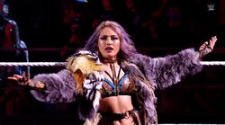 日本人女子スーパースターと新入り男子レスラーが“豪華食事会” 「後ろの人はもしかして？」超大物風の背中にファンざわつく