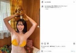 “空前絶後のスタイル”溝端葵、鮮やかなイエローのビキニ姿で美スタイル披露 「たまらない」「最高すぎる!!」「全部見惚れてました」などファン絶賛