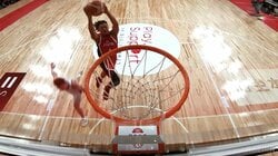 豪快な“両手ダンク”にアリーナ沸騰！「マジで痺れた」「気持ちいい」「かっこいいわー」日本バスケ期待のSFジェイコブス晶がリングに叩き付けた瞬間