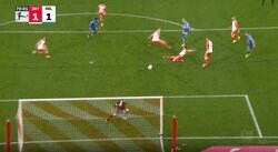 コイツがゴール前にいたらヤバい！「怖すぎる」「デカいし強いな…」 ブンデスの新怪物がDF陣を絶望させるゴールを炸裂した瞬間　“ハーランド2世”が王者・バイエルンをビビらせた一撃