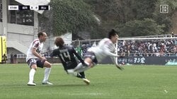 「副審よく見てたな」Jリーグで“軍配差し違え”の珍事「あの一瞬で見定めるのは難しい」際どすぎる接触でイエローカードが出し直しに