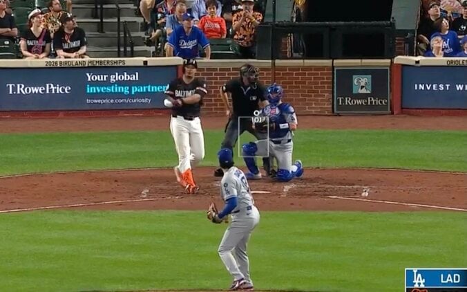 【写真・画像】イジってる？ 大谷翔平、“謎のジェスチャー”が話題に「煽り？w」「笑ってるやん」降板時に相手選手に絡んでしまう… ファン騒然　1枚目