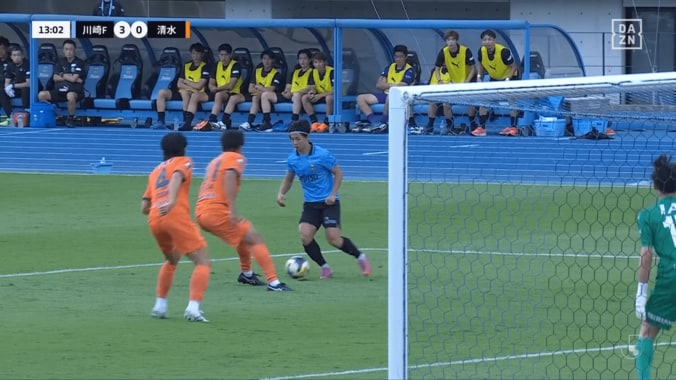 「得点関与なら三笘以上の衝撃」川崎逆輸入FWの“股抜きスーパーゴール”が「メッシやん」「右に身体入れて左隅はエグすぎる」４戦連発で日本代表待望論も 5枚目