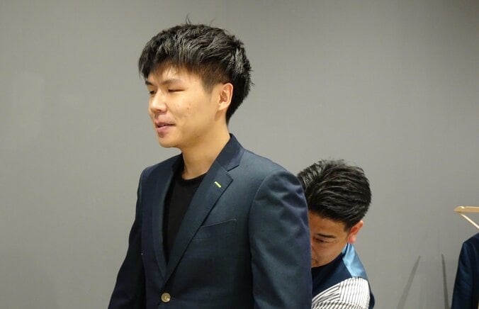 採寸に臨む増田八段