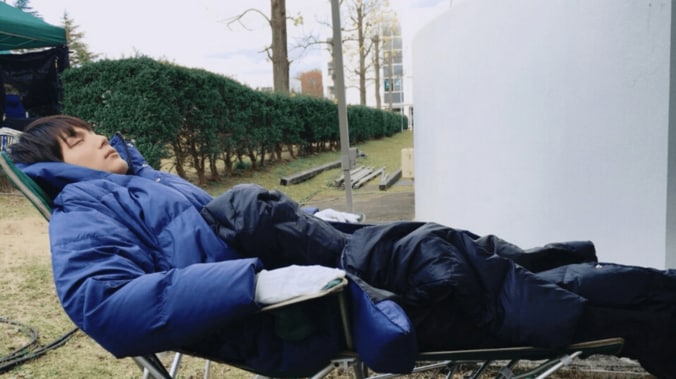 中川大志、撮影中の寝顔を公開　エキストラを思いやるメッセージも　　 1枚目