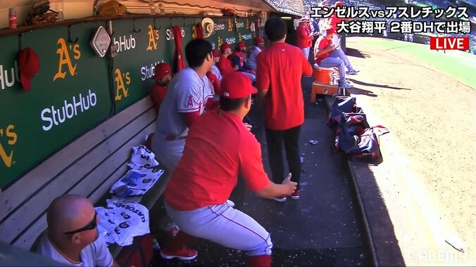 大谷翔平、危機一髪！痛烈ファウルがベンチに飛び込みヒヤリ 災難続きにファンも心配「やめてー」「これ以上あてないでくれ」 1枚目