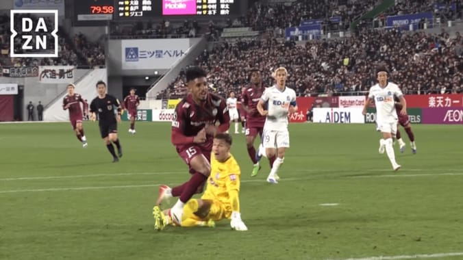 「PKのルール変わった？」神戸vs広島の“疑惑の判定”にSNS騒然！「GKはどうしろと…」解説も困惑「先に蹴ってる」 4枚目