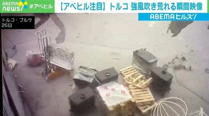 一瞬にして道に瓦礫が…強風が街を襲う瞬間映像 トルコ 1枚目