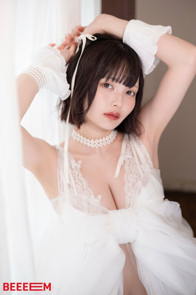 元公務員コスプレイヤー・すずらが多面的な魅力を見せるグラビア 『BEEEEM』初登場＆アザーカット公開 3枚目