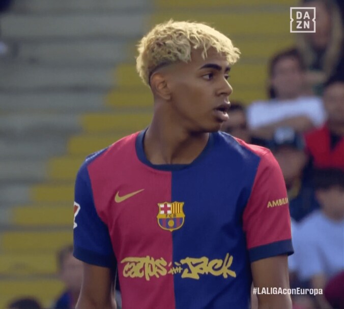 驚愕！ 17歳超新星の“神業アウトサイドパス”が「芸術の域」「敵やけど上手すぎる」「えげつねぇ」ヤマルが本家モドリッチの前で魅せた瞬間 3枚目