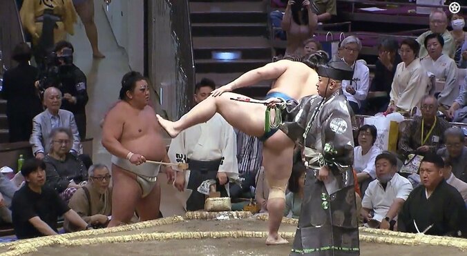 美四股に熱視線を送るねづっち