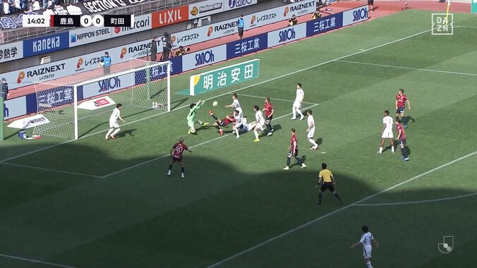 【映像】シュートミスor接触？ド派手な決定機逸の瞬間