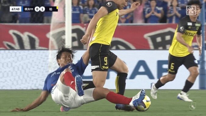 驚愕…Jリーグで“２連続の危険プレー”が警告なし衝撃判定！「荒すぎるだろ」「なんでカードでないの？」「アドバンテージで流すのはいいけど…」 2枚目