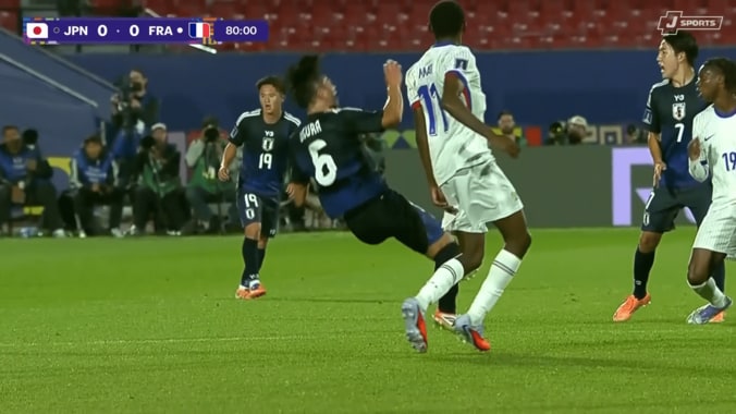 「レッドだろ！」日本代表MFが“足裏タックル”被害で絶叫…検証映像が物議「FVSが遠いアングルのみ」【U-20W杯】 4枚目