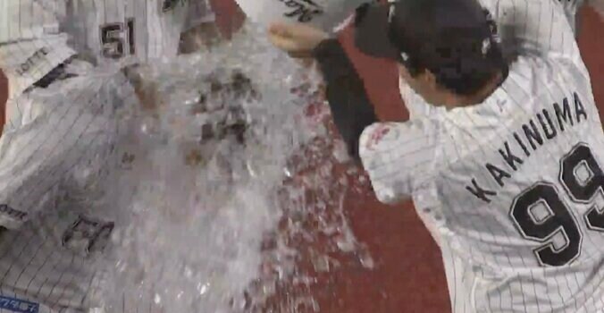 巨人から移籍した男たちが大活躍 “ダイナマイト慎吾”とポランコが熱い抱擁　ロッテのチームメイト大歓喜→大量の水をかけすぎてズブ濡れになった瞬間 1枚目