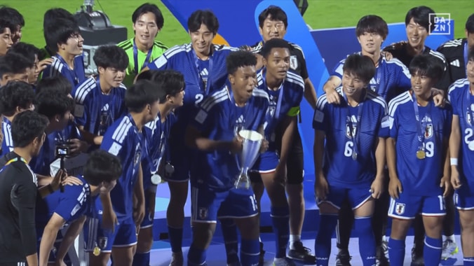 「統率とれすぎてる笑」U-17日本代表、伝統の“みんなで無視”披露！歓喜の“森脇芸”に「海外の人ポカンだろな」「受け継がれてる」【アジア杯】 5枚目