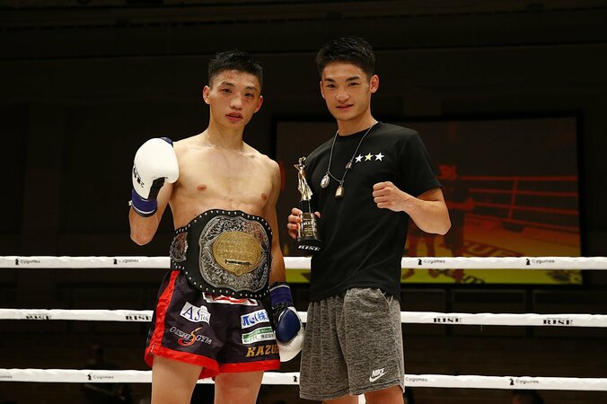 弟はハイキックKO、兄はタイトル奪取 大崎一貴・孔稀が兄弟パワーでRISE席巻 2枚目