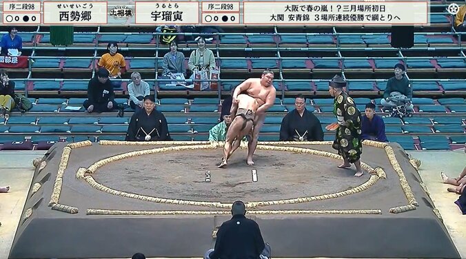 「肋骨が浮き出て…」「私より軽い力士きた」62キロ小兵に驚きの声 体重2倍超の巨漢を豪快になぎ倒して館内喝采 4枚目