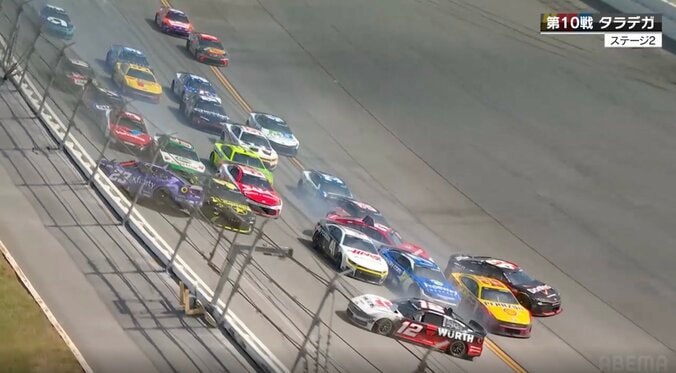 米レース史上最大級！26台絡む巨大クラッシュの一部始終 バックでピットへ…斜めに走る車も コース上が白煙に包まれる大惨事 4枚目