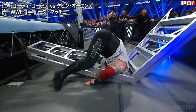 【写真・画像】「もはや事件」真っ逆さまで“ラダーが真っ二つ”…場外での衝撃結末 「やりすぎ」の声も　1枚目