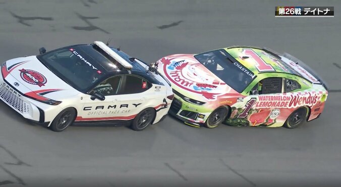 「なぜ」「やりすぎ」ペースカーに“接触” レース開始直前にまさかの光景「友達だからだけど…」ファンもにわかに注目 3枚目