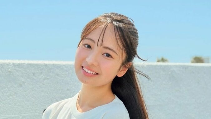 【写真・画像】新人女優・野間愛希、初グラビアで爽やかな笑顔 『ヤンマガ』巻末に登場　1枚目