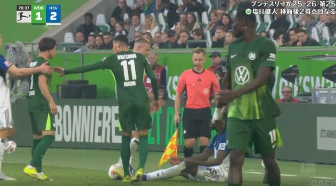 「蹴った？」 塩貝健人、イラついて“あわや一触即発”「気持ち強いな」ボール奪い合い→相手を倒して見下ろすシーン 4枚目