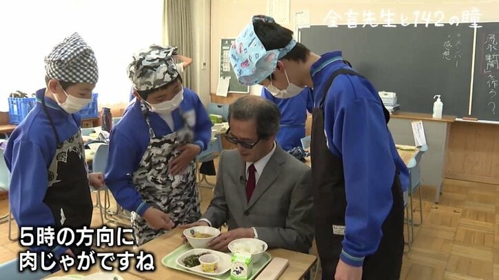 黒板に漢字をすらすらと書き、生徒の声を聞き分ける… 両目の視力を失い、それでも猛特訓の末に教壇に復帰した異色の国語教師