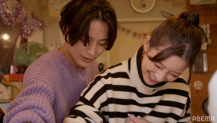 塩野瑛久、足立梨花を後ろから抱きしめ…超密着レクチャー！クレープ作りに足立は大照れ『私たち結婚しました2』第4話