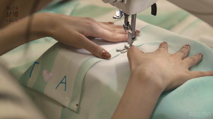 寝起きの瀬戸利樹、紺野彩夏からの早朝サプライズに嬉しさのあまり後ろから熱烈ハグ!『私たち結婚しました4』最終回