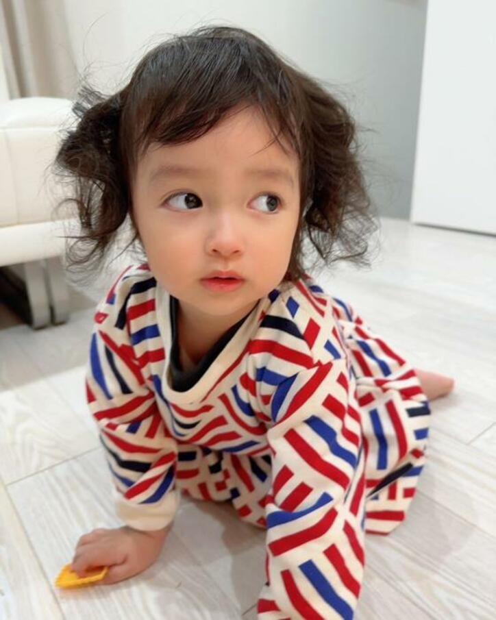  川崎希、“サザエさん風”ヘアスタイルの娘の姿を公開「パーマみたいなふんわりヘアに」 