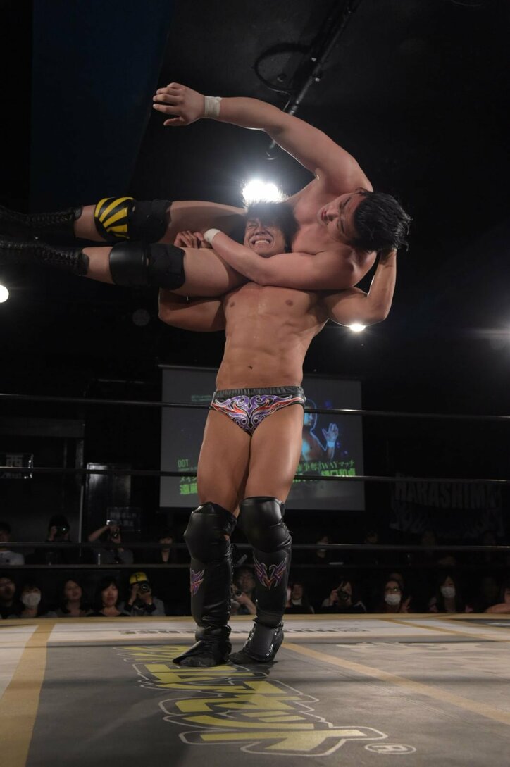 「お前がチャンピオンでいる保証はない」DDT名物“いつどこ権”発動、遠藤が王者・竹下に「いつでも首は狙ってる」