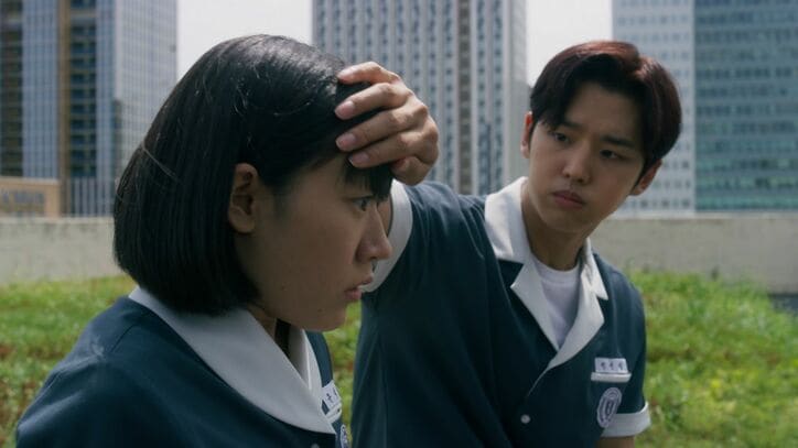 修正＆加工で地味な女子高生が美女インフルエンサーに！誰にも言えない二重生活…中毒性抜群の韓ドラ『影美女』スタート！