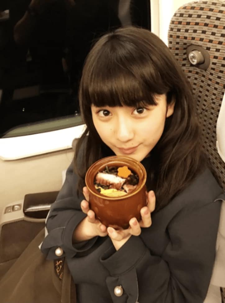 平祐奈、ゴージャスメイク&すっぴんを披露　2つの表情にファン悶絶