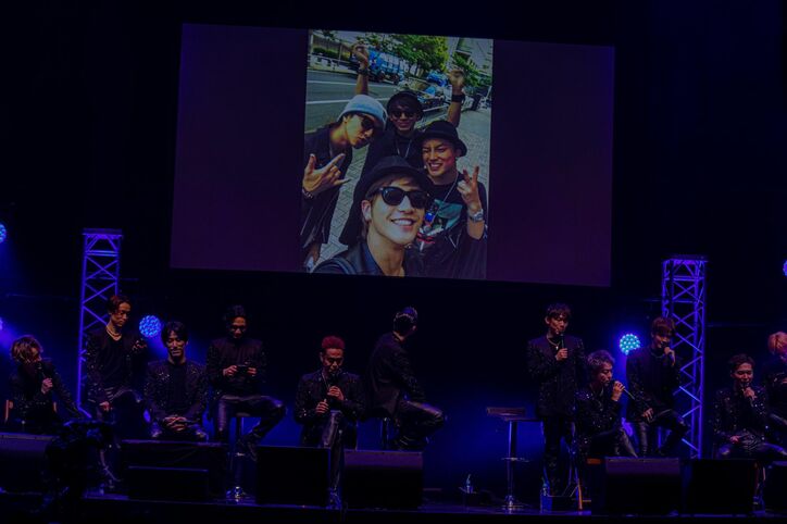 岩田剛典が提出した懐かしい"エモ写真"で大盛り上がり!EXILEメンバーの露天風呂ショットも【ABEMA×LDH EXILE SPECIAL FAN MEETING 2022】