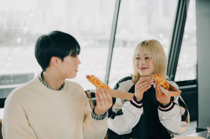 『silent』出演俳優に片思いする金髪モデル美女、韓国で両思いに?「今、俺のカメラロールにめっちゃ美月がいる…」『花束オオカミ』第4話