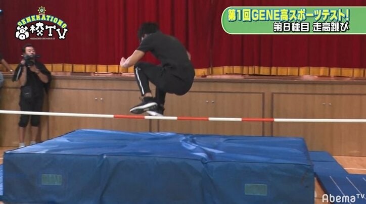 どういう飛び方!? 白濱亜嵐、個性的すぎる「走り高跳び」にメンバー大爆笑!