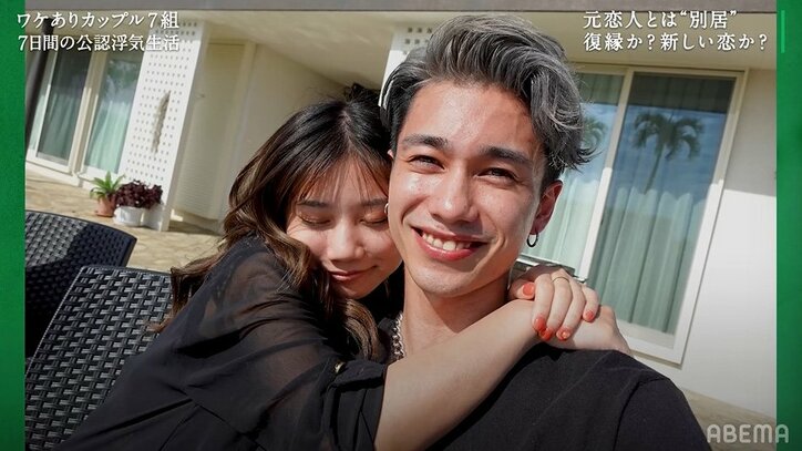 別れたばかりの元カレが女性とべったり…元カノショックを隠せず呆然「距離感違う」『隣恋3』第1話