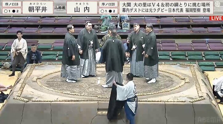 【写真・画像】体重60キロ力士が"土俵の上で大回転"の衝撃光景「何回転したんだよw」「対戦力士も笑ってるやんw」館内はどよめきと拍手が入り混じる　1枚目