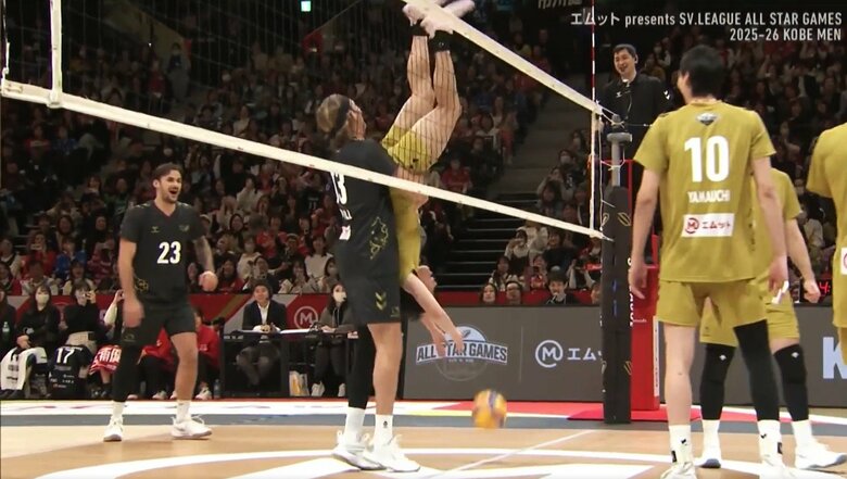 バレーボールで“目を疑う”珍プレー 選手を逆さ吊りにして足でスパイク！？ アリーナざわめき