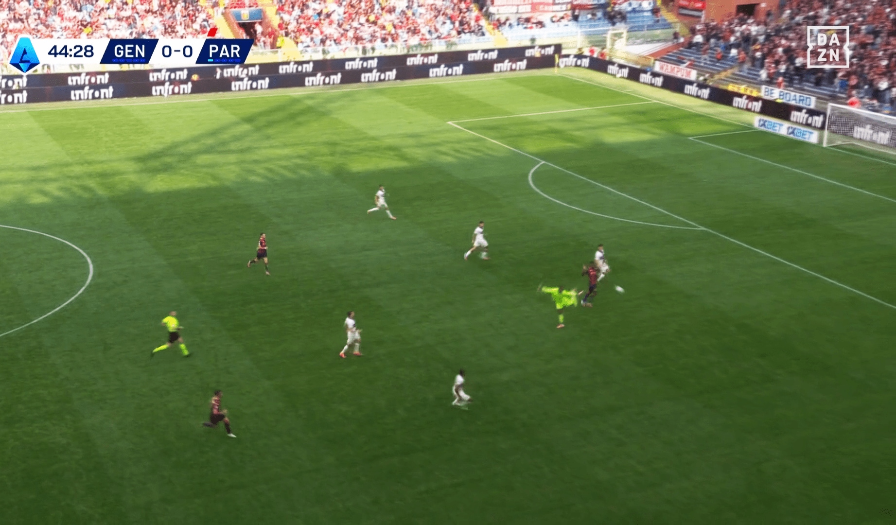 ヘディングでクリアする鈴木彩艶