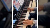“御年85歳”父のストリートピアノ演奏に拍手喝采