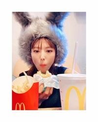 「なんこれ可愛すぎる」若槻千夏、ウサ耳姿の“もぐもぐ動画”に反響