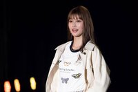 生見愛瑠、“モコモコクッション”で暖をとる姿を公開「可愛すぎる」「にこにこめるる最強」とファン絶賛