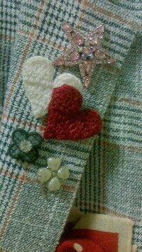 尾木ママのトレードマーク、想いを込めた“ブローチ選び”のこだわり綴る