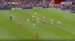 「死ぬだろ…」「エグすぎる」リバプール遠藤航が“殺人級”弾丸シュートを炸裂した瞬間　相手DFに至近距離からシュートをブッ放して直撃