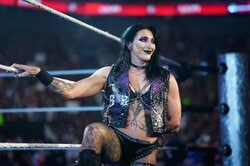 日本でも大バズりしたWWE美女レスラー、露出度高め衣装で“バキバキ筋肉”映えまくり…日本人女子と仲良し入場シーンが話題