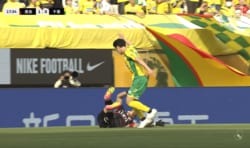 「後ろから押してるやん」鹿島vs千葉の“PKなし判定”が物議！「ちょっとダイブ気味？」「VARで見てよ」ファン騒然の微妙な接触